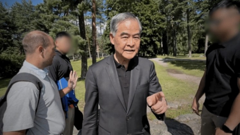 前香港特首梁振英當面威脅芬蘭法輪功學員