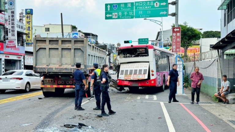桃園大貨車撞公車波及電箱 釀6傷現場一度停電