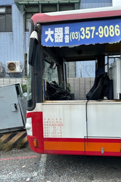 桃園大貨車撞公車波及電箱 釀6傷現場一度停電
