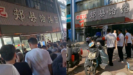 郑州续面事件发酵 上千人围堵涉事面馆（视频）