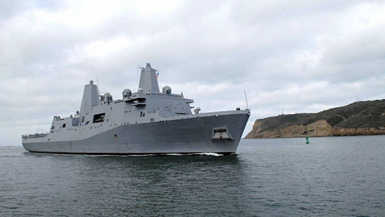 美海軍兩棲艦在日本沖繩外海起火