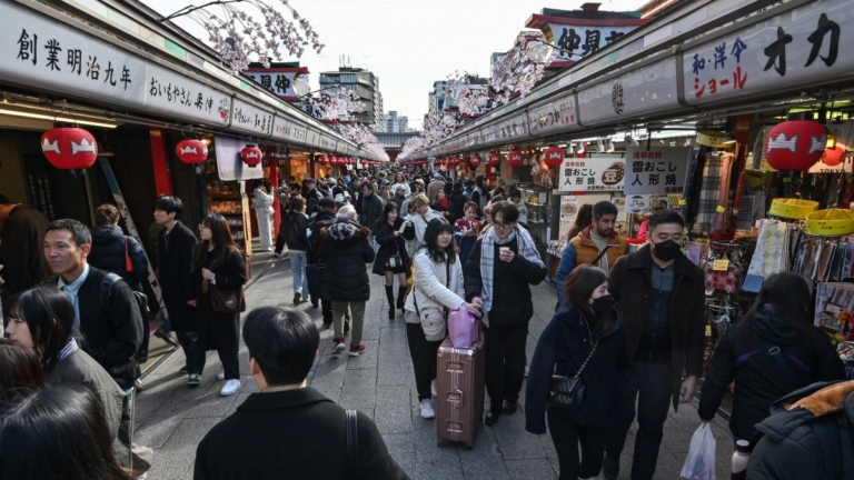 日本人口逐年減少 政府出台政策阻止少子化