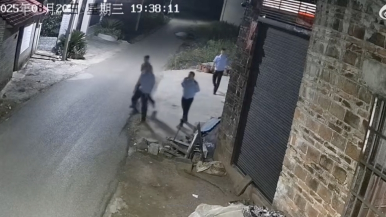 湖南男曝鄉政府上班遲到 深夜公安找上門（視頻）