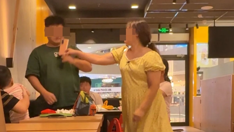 廣東惡女大鬧麥當勞 叫囂「認識大把警察」（視頻）