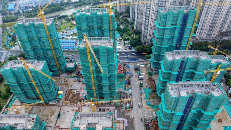 中國房企崩潰 至少77家債務違約 30家退市