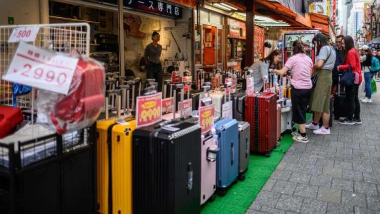 赴日旅客狂購物亂丟舊行李箱 飯店、機場、景點很頭大
