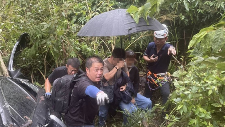 南投台21線車輛墜谷 幸被樹擋住 4人卡百米深谷獲救
