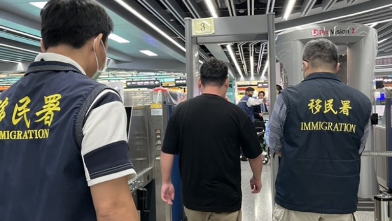 2日本男持五星紅旗在「西門町吶喊」 遭驅逐出境