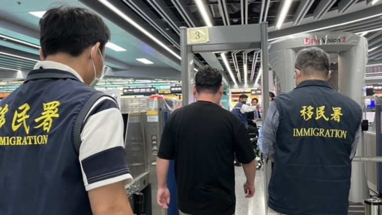 舉中共血旗拍矮化片 日籍男子遭台灣驅逐出境