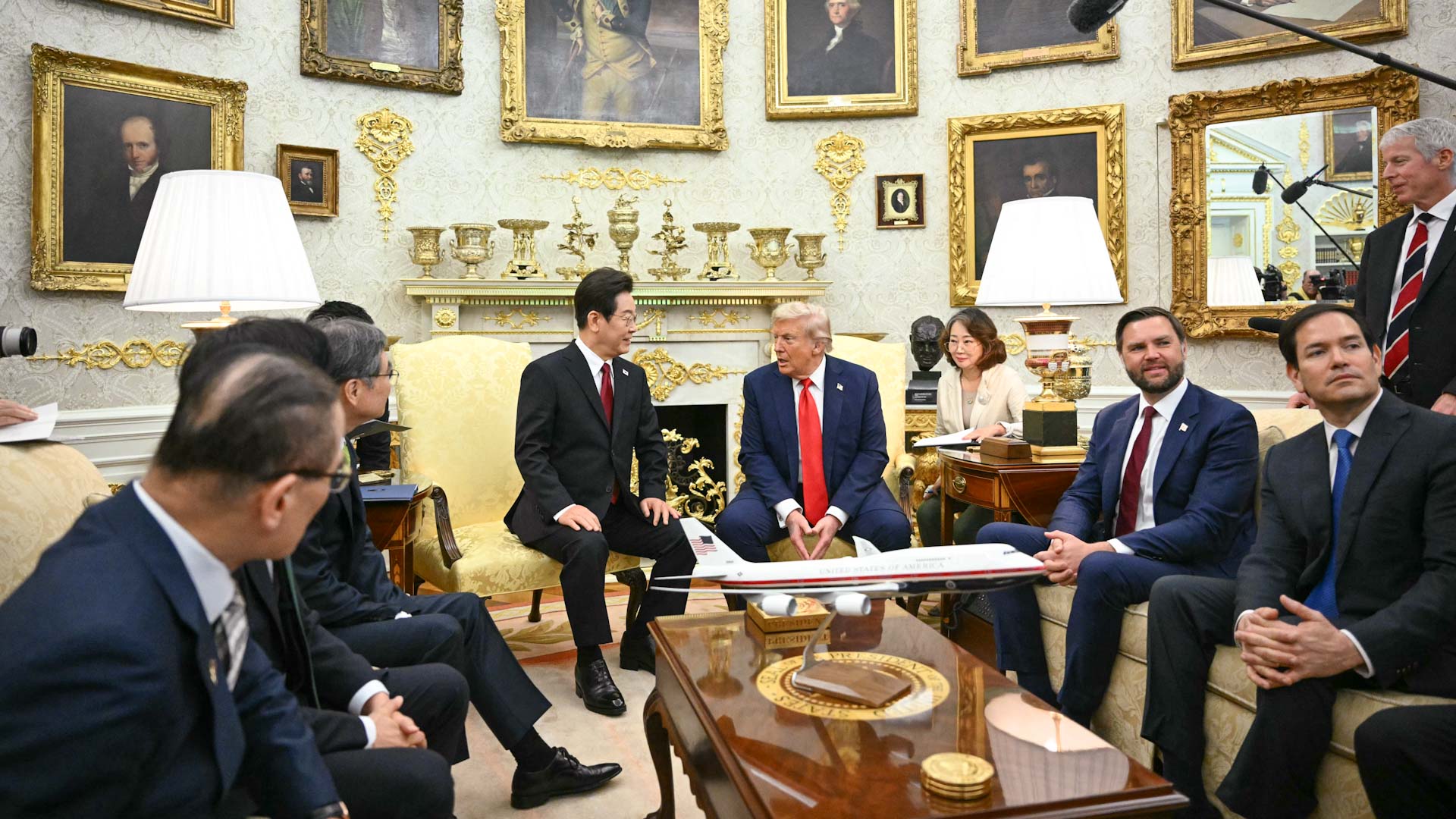 2025年8月25日,美國總統川普在白宮橢圓形辦公室與韓國總統李在明舉行雙邊會晤。(MANDEL NGAN/AFP via Getty Images)