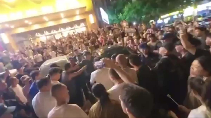 武汉千人怒围公安 传因城管把孕妇打流产（视频）