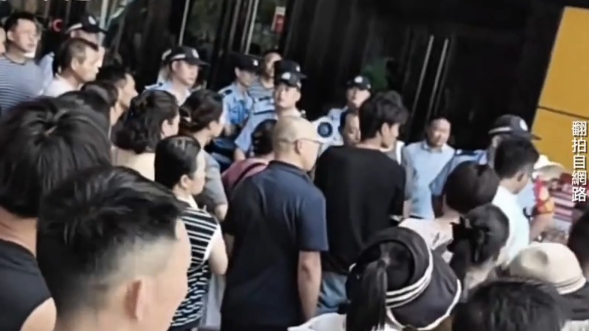 【禁闻】8月27日维权动态 湖北恩施居然之家商铺业主集体讨要租金