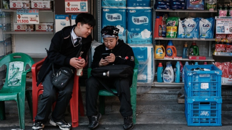 年輕人社群媒體成癮引憂 韓禁高中以下學生上課用手機