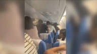 充电宝起火冒烟 厦门航空客舱“全是烟”航班延误