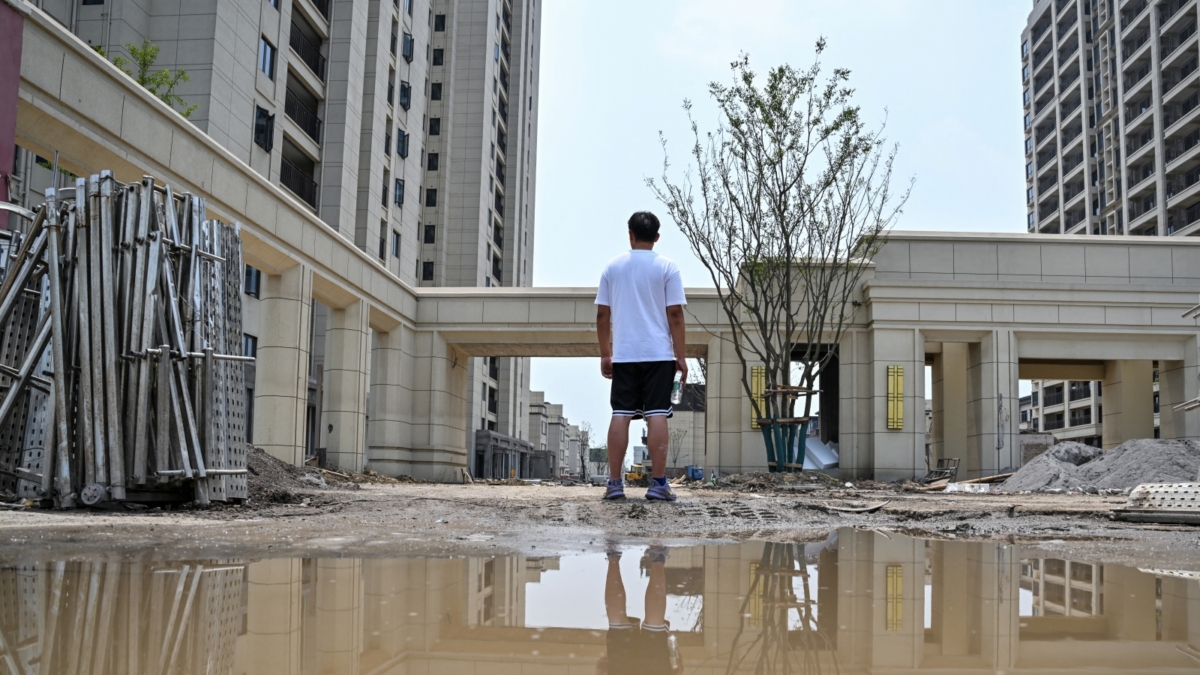 中國房地產市場持續下滑,經濟低迷的氛圍正從數據蔓延到普通人的生活。圖為資料圖。(Hector RETAMAL / AFP via Getty Images)