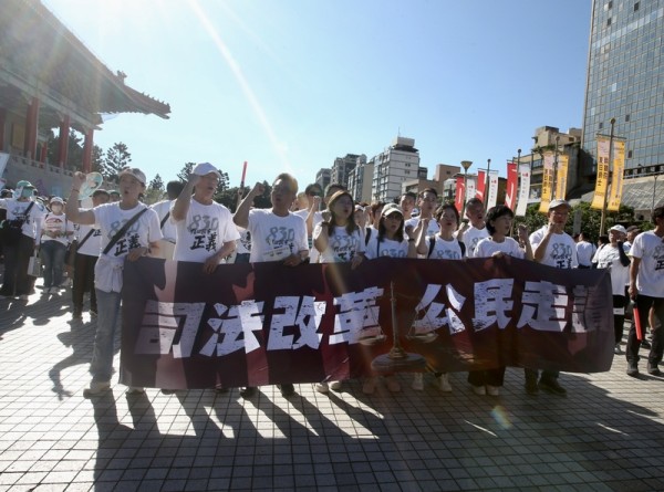 民眾黨聲援柯文哲「走讀」遭攔阻 黃國昌率眾與警對峙