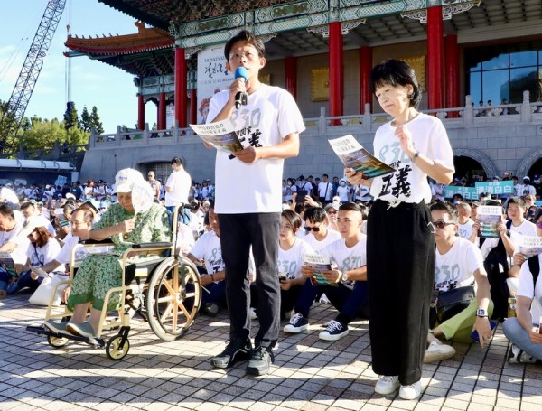民眾黨聲援柯文哲「走讀」遭攔阻 黃國昌率眾與警對峙