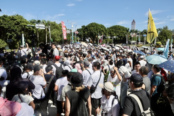 民眾黨聲援柯文哲「走讀」遭攔阻 黃國昌率眾與警對峙