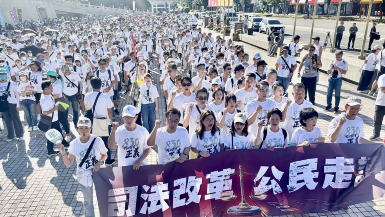 民眾黨聲援柯文哲「走讀」遭攔阻 黃國昌率眾與警對峙