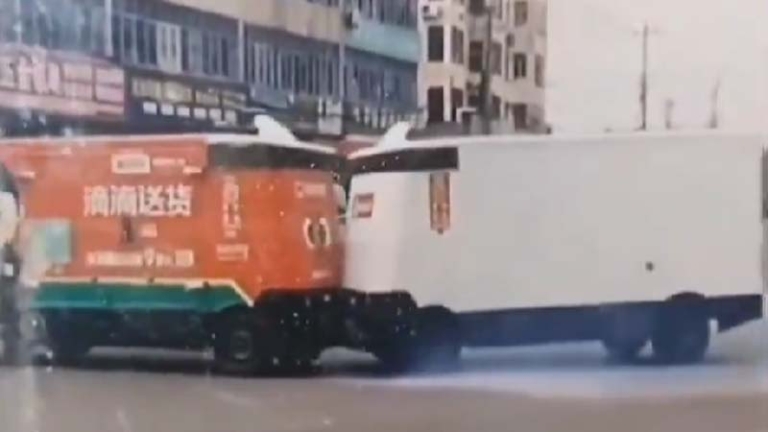 大陸兩輛無人快遞車當街「鬥毆」互撞（視頻）
