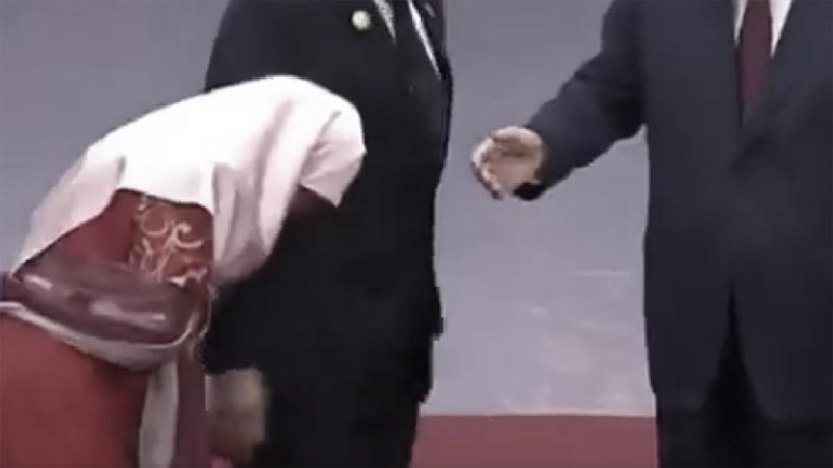 尷尬！習近平欲與馬國首相夫人握手被拒