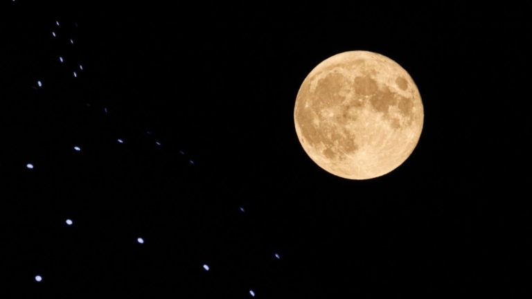 玉米月與土星共舞：9月夜空的天文奇觀