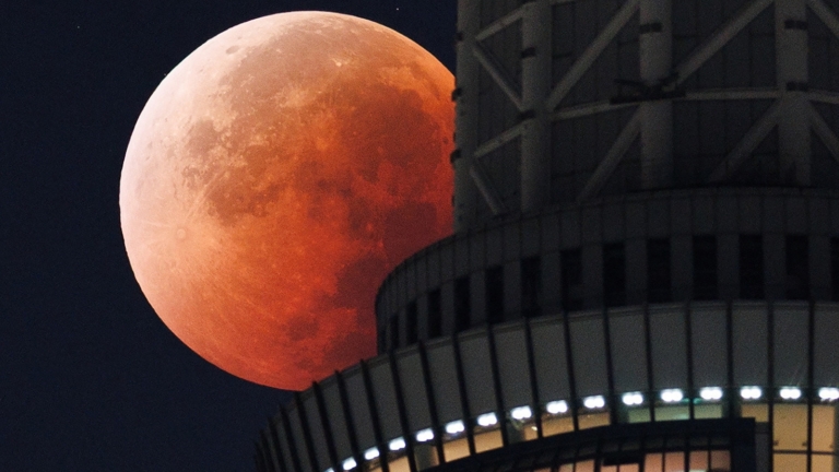 9月8日兩岸掃描 多國夜空現罕見「血月」 肉眼盡覽奇觀