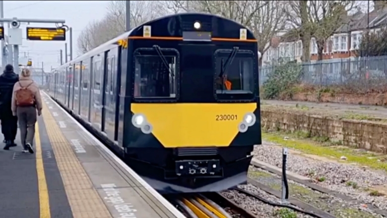 英國鐵路2百周年 電池動力列車跑200英里創紀錄