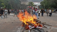 Z世代抗暴 尼泊尔总理倒台 共产党总部被焚烧