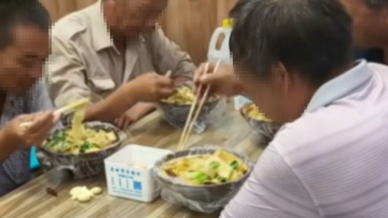 河北4男子失業沿街乞討 輿論譁然（視頻）