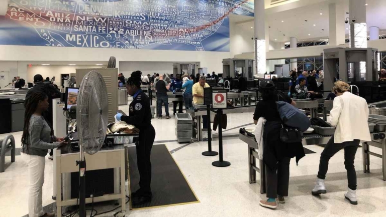 飛機旅行 電動牙刷是隨身攜帶還是託運？