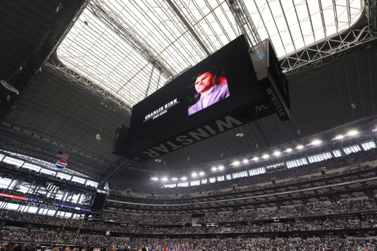 多支NFL球隊比賽前向柯克致敬 球迷歡迎