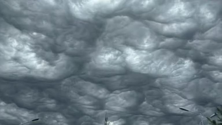 遼寧朝陽上空驚現詭異雲層 網友：像惡魔之眼（視頻）