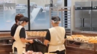 上海网红面包店把卖剩的面包全扔了 引发争议（视频）