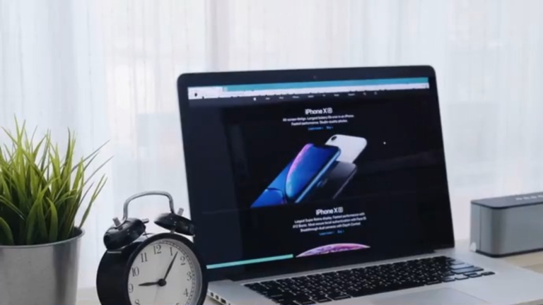 MacBook螢幕碎裂！罪魁禍首竟是一張紙