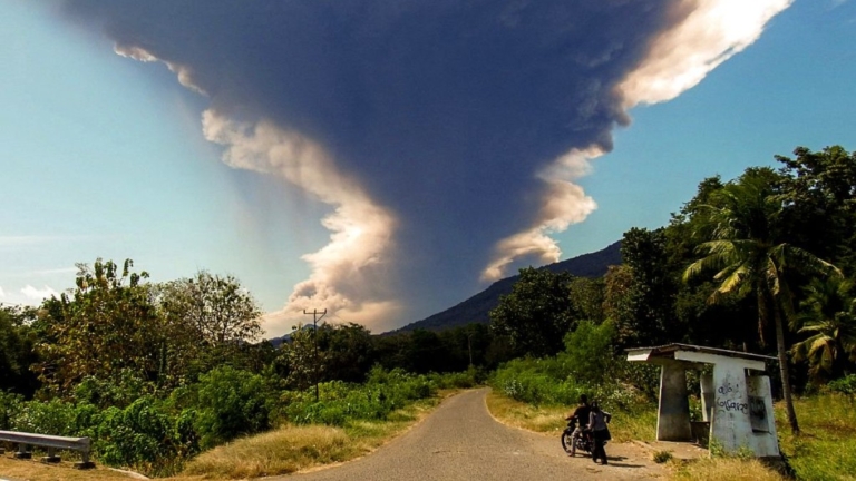 印尼勒沃托比火山再噴發 警戒提升 機場暫停起降