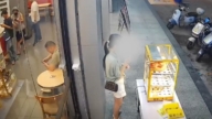 广东女在便利店偷吃5蛋挞 视频引热议（视频）
