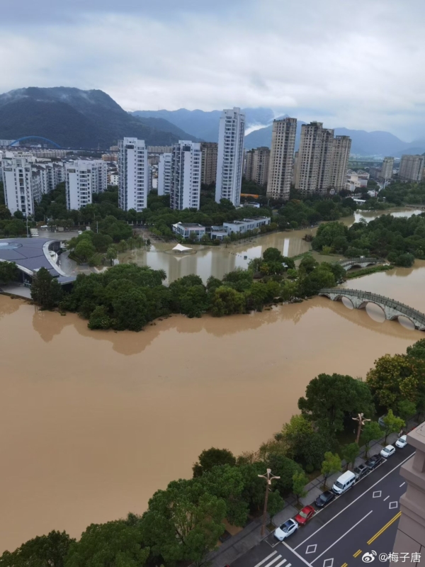 組圖：溫州突降暴雨淹城 街道水及腰深 汽車泡水