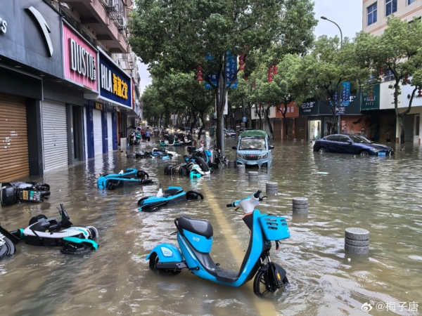 組圖：溫州突降暴雨淹城 街道水及腰深 汽車泡水