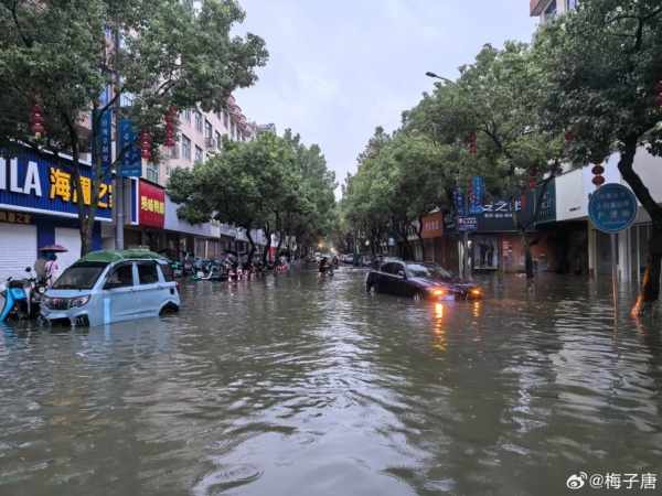 組圖：溫州突降暴雨淹城 街道水及腰深 汽車泡水