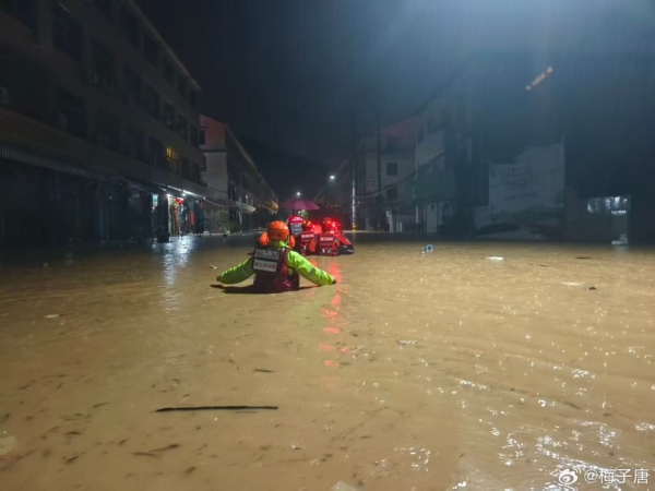 組圖：溫州突降暴雨淹城 街道水及腰深 汽車泡水