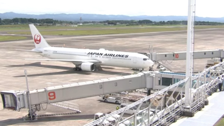 日航國內客機起飛前冒煙 機上245人緊急疏散