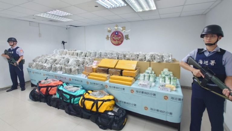 掛中華民國旗漁船拒檢 海巡逮4中國人起獲大量毒品
