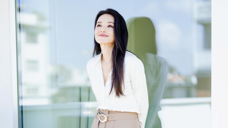 舒淇首部導演電影奪大獎 與導演丈夫甜蜜互動