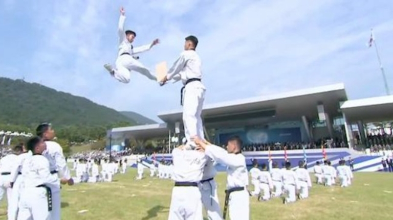 韓國閱兵表演失誤 李在明鼓掌面無表情
