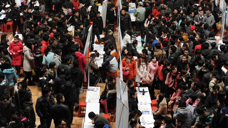 大陸招聘會年輕人擠爆 凸顯就業難與體制危機