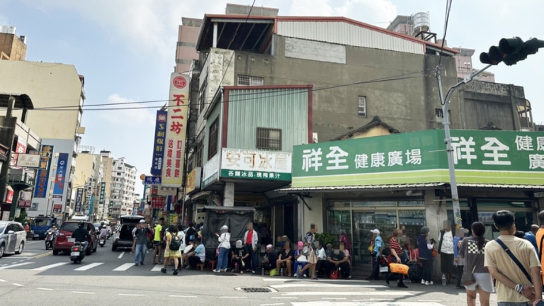 彰化蛋黃酥知名店 深夜搬板凳排隊爆口角
