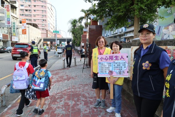 苗栗男持刀挾持女童 女老師奮勇刀下「搶人」(視頻)