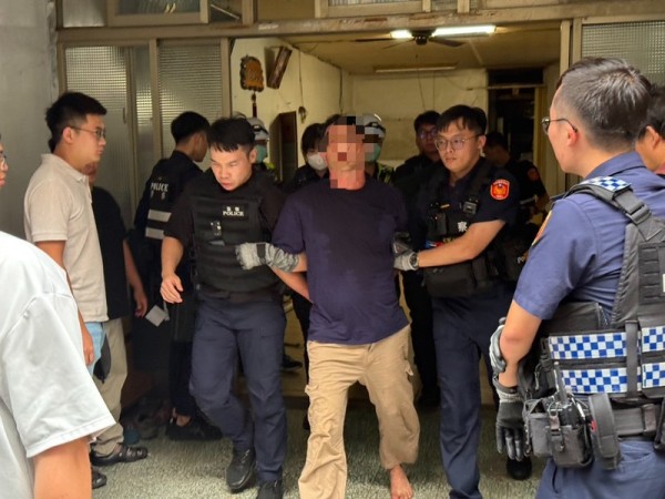 苗栗男持刀挾持女童 女老師奮勇刀下「搶人」(視頻)