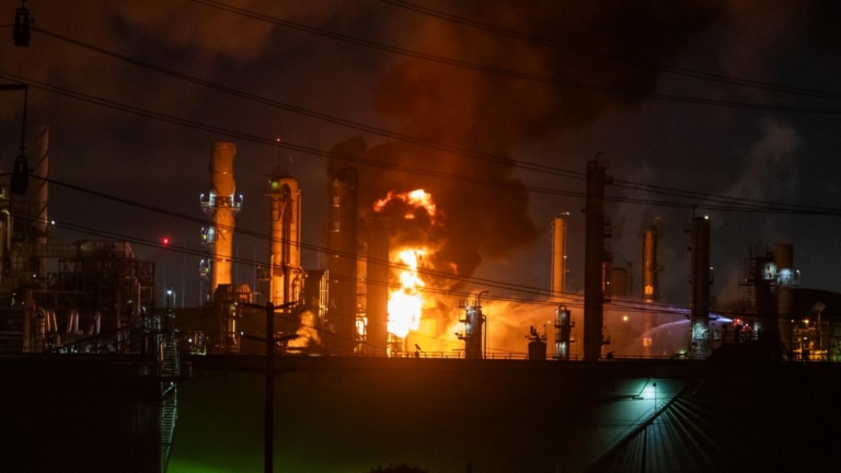 洛杉磯煉油廠深夜爆炸起火 民眾：如同地震
